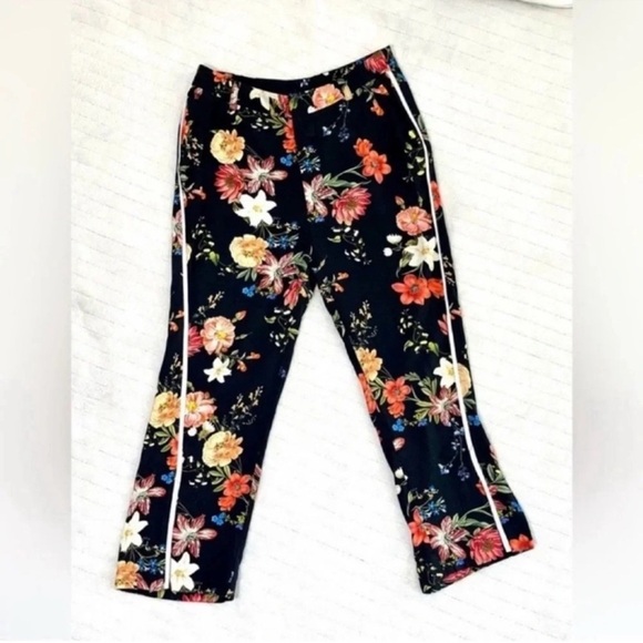 FARM Rio Black Floral Capris Relaxed Fit - Picture 2 of 6